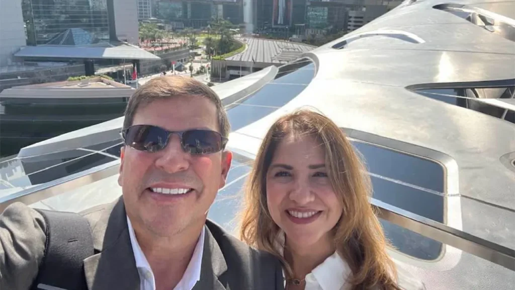 Democrata critica rival por gastos com Disney, mas registros mostram viagens de luxo pagas por sua campanha