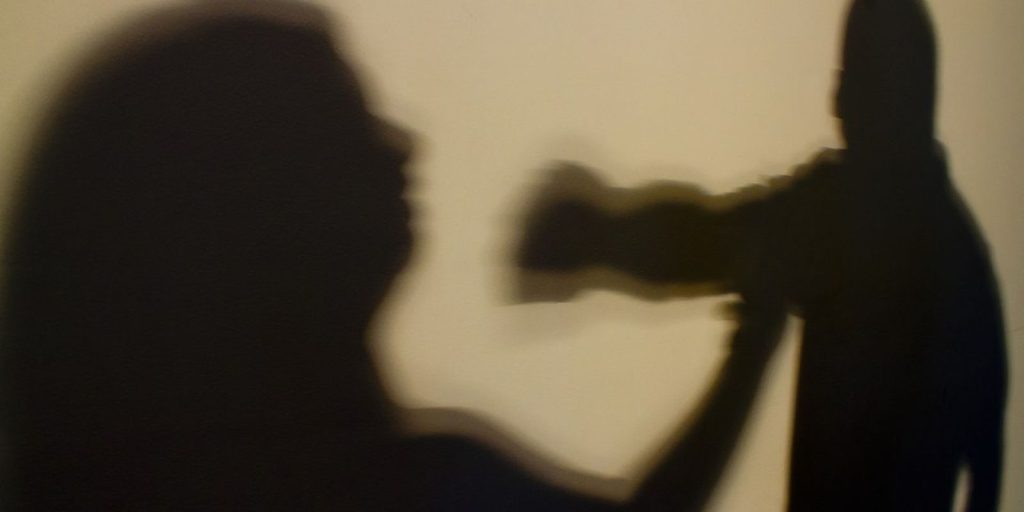 Quatro homens são condenados a 15 anos por estupro coletivo de adolescente em Copacabana