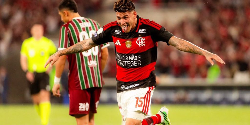 Flamengo bate Fluminense e segura liderança do Brasileirão a um ponto do Palmeiras