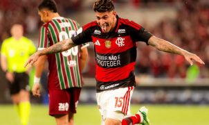 Flamengo bate Fluminense e segura liderança do Brasileirão a um ponto do Palmeiras