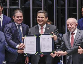 Congresso promulga fim da escala 6x1 e Alcolumbre homenageia Paulo Paim