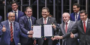 Congresso promulga fim da escala 6x1 e Alcolumbre homenageia Paulo Paim