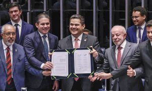 Congresso promulga fim da escala 6x1 e Alcolumbre homenageia Paulo Paim