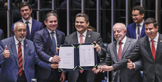 Congresso promulga fim da escala 6x1 e Alcolumbre homenageia Paulo Paim