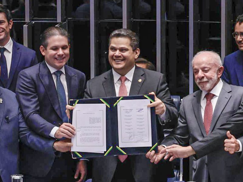 Congresso promulga fim da escala 6x1 e Alcolumbre homenageia Paulo Paim