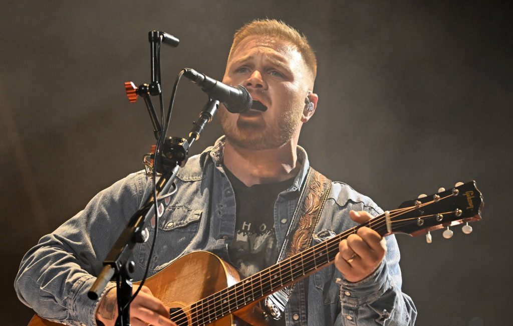 Zach Bryan usa camisa Free Palestine em show no Gillette Stadium, estádio de Robert Kraft